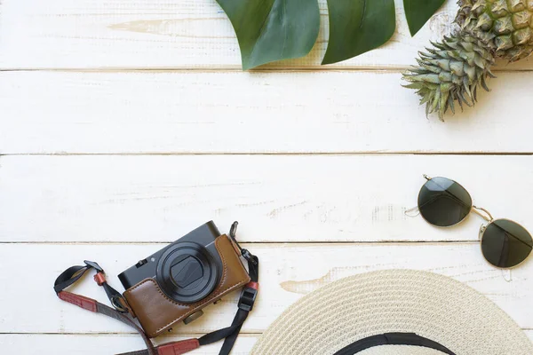 Beyaz ahşap arka planda yaz aksesuarları 