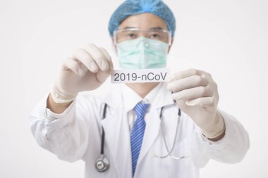 Doktor 2019 nCoV kart kopyalama alanı tutuyor. 