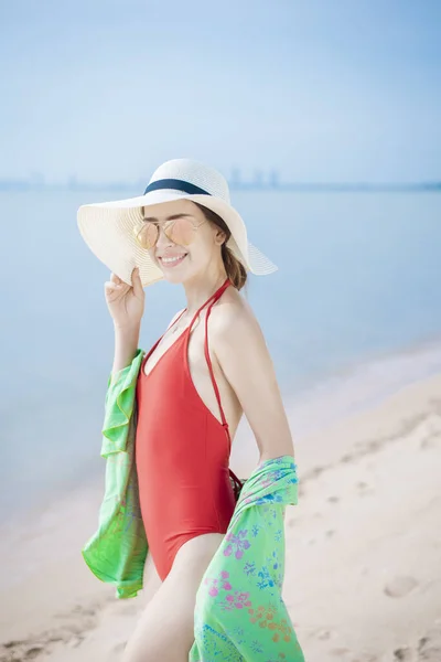 Portret Van Een Mooie Vrouw Rood Badpak Ontspannen Het Strand — Stockfoto