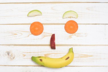 yüz meyvesi tahta beyaz arka planda 