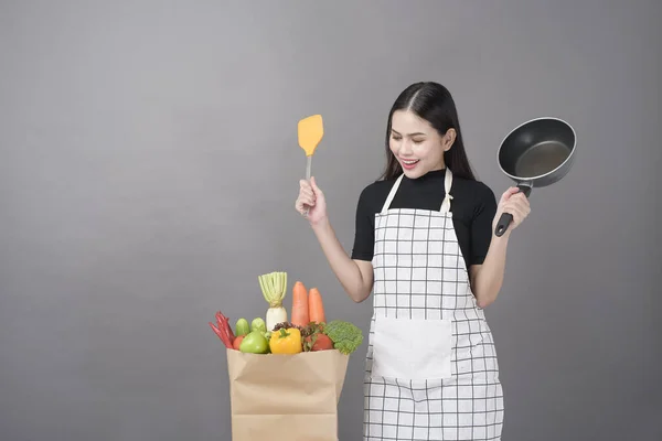 Счастливая Женщина Готовит Здоровую Пищу Приготовления Пищи — стоковое фото