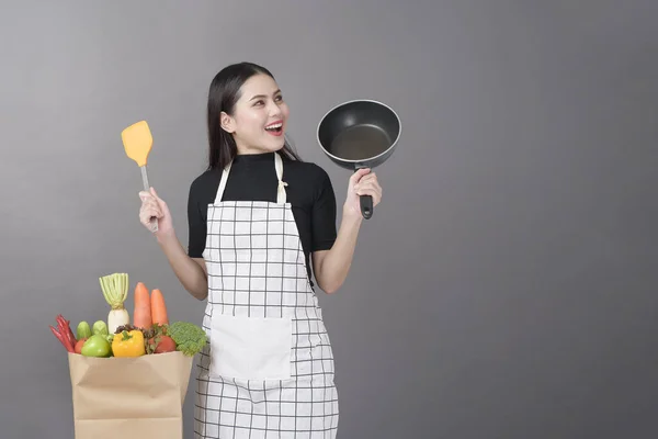 Gelukkige Vrouw Bereidt Gezond Voedsel Koken — Stockfoto