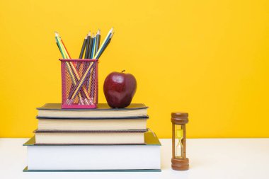 Sarı arka planda okul ekipmanı, eğitim geçmişi kavramı 
