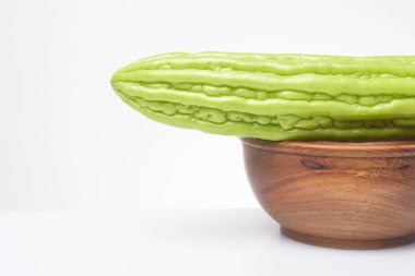 Beyaz arkaplanda acı kavun 