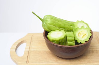 Beyaz arkaplanda acı kavun 