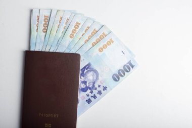 Pasaport ve beyaz arka planda 1000 New Tayvan Doları faturası