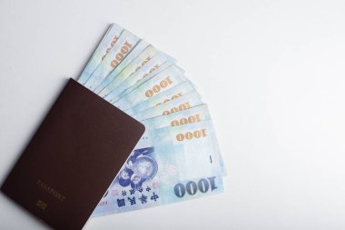 Pasaport ve beyaz arka planda 1000 New Tayvan Doları faturası