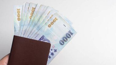 Pasaport ve beyaz arka planda 1000 New Tayvan Doları faturası