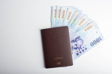 Pasaport ve beyaz arka planda 1000 New Tayvan Doları faturası