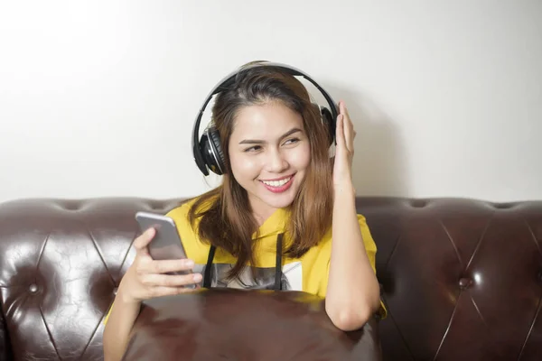 Mulher Bonita Está Ouvindo Música Casa — Fotografia de Stock