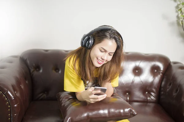 Mulher Bonita Está Ouvindo Música Casa — Fotografia de Stock