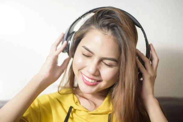 Mulher Bonita Está Ouvindo Música Casa — Fotografia de Stock