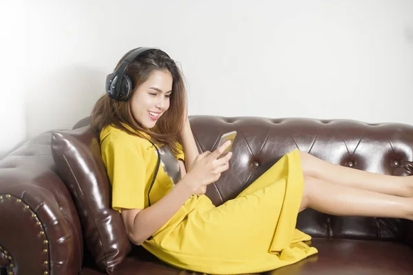 Beautiful Woman Listening Music Home — Stock Photo, Image