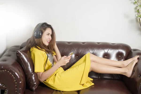 Beautiful Woman Listening Music Home — Stock Photo, Image