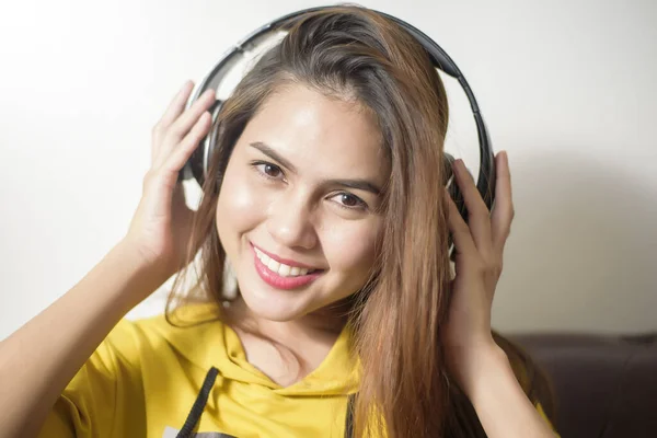 Mulher Bonita Está Ouvindo Música Casa — Fotografia de Stock