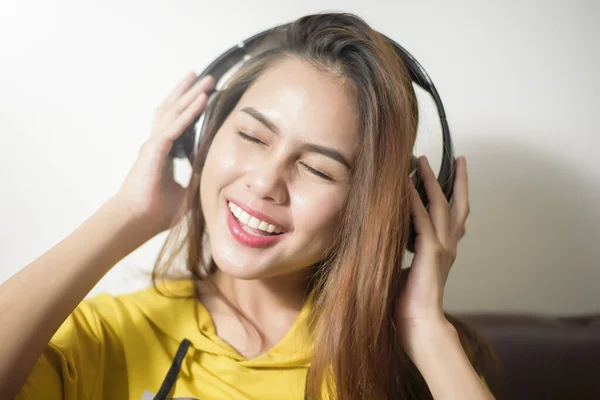 Mulher Bonita Está Ouvindo Música Casa — Fotografia de Stock