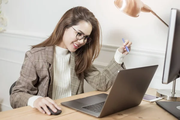 Obchodní Žena Pracuje Své Kanceláři Stolu — Stock fotografie