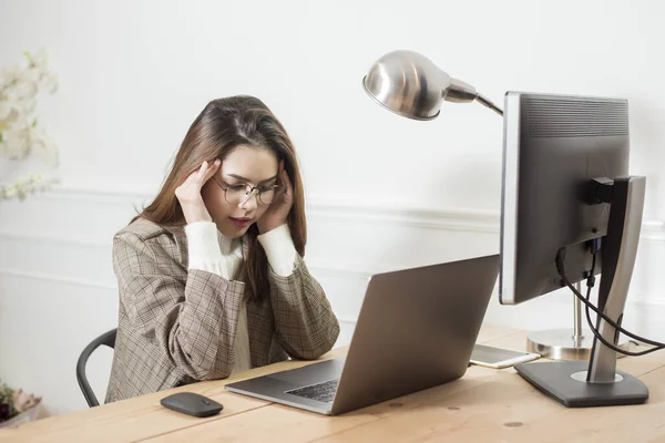 Donna Affari Sta Lavorando Nella Sua Scrivania Ufficio — Foto Stock