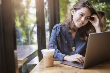 Akıllı iş kadını bilgisayarla çalışıyor. 