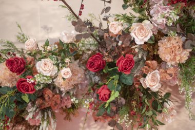 Çiçekli düğün arkaplanı ve düğün süsü