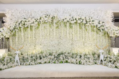 Çiçekli düğün arkaplanı ve düğün süsü