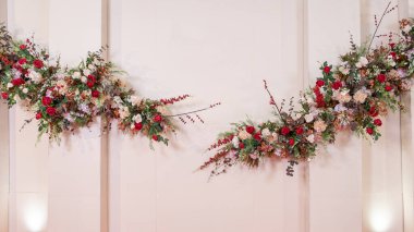 Pembe çiçek düğün süslemeleri. 