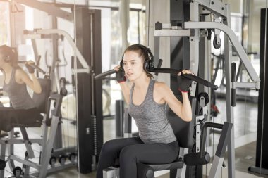 Güzel genç bayan spor salonunda spor yapıyor, sağlıklı bir yaşam tarzı var. 
