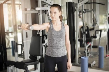 Güzel genç bayan spor salonunda spor yapıyor, sağlıklı bir yaşam tarzı var. 