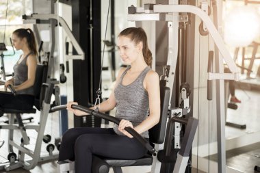 Güzel genç bayan spor salonunda spor yapıyor, sağlıklı bir yaşam tarzı var. 