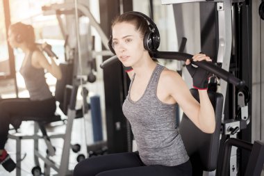 Güzel genç bayan spor salonunda spor yapıyor, sağlıklı bir yaşam tarzı var. 