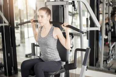 Güzel genç bayan spor salonunda spor yapıyor, sağlıklı bir yaşam tarzı var. 