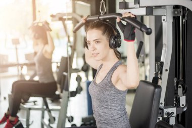 Güzel genç bayan spor salonunda spor yapıyor, sağlıklı bir yaşam tarzı var. 