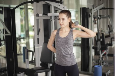 Güzel genç bayan spor salonunda spor yapıyor, sağlıklı bir yaşam tarzı var. 