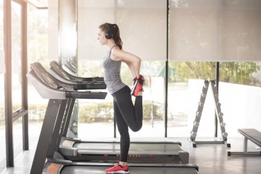 Genç ve güzel bir bayan spor salonunda ısınıyor, sağlıklı bir yaşam tarzı.