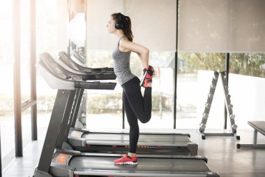 Genç ve güzel bir bayan spor salonunda ısınıyor, sağlıklı bir yaşam tarzı.