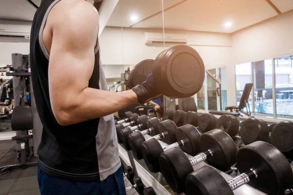 Zamknij Fitness Człowieka Ćwiczenia Siłowni — Zdjęcie stockowe