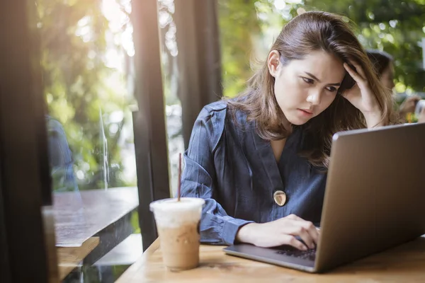 Donna Affari Intelligente Sta Lavorando Con Computer — Foto Stock