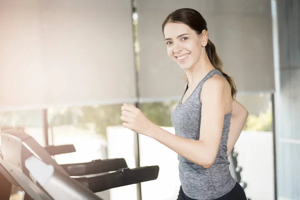 Mujer Deporte Bastante Joven Ejecuta Cinta Correr Gimnasio Estilo Vida — Foto de Stock