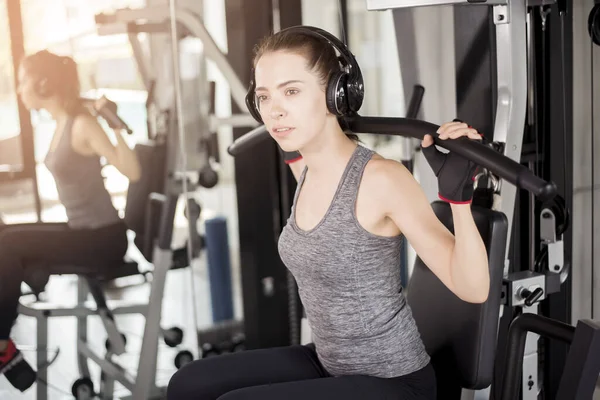 Güzel genç bayan spor salonunda spor yapıyor, sağlıklı bir yaşam tarzı var. 
