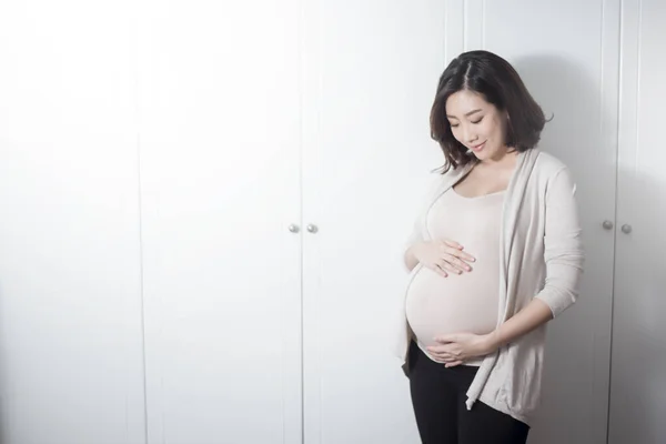 Piękna Azjatycka Ciężarna Kobieta Spodziewa Się Dziecka Dotyka Jej Brzucha — Zdjęcie stockowe