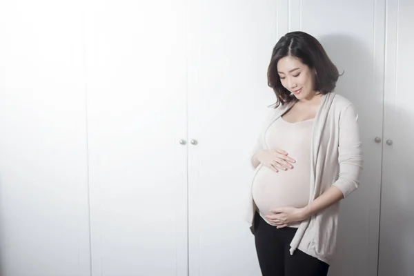 Belle Asiatique Enceinte Femme Attend Bébé Toucher Son Ventre — Photo