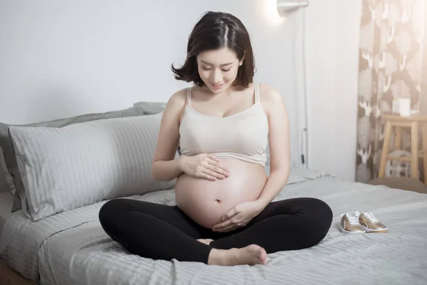 Hermosa Asiático Embarazada Mujer Sentarse Cama Tocando Vientre — Foto de Stock