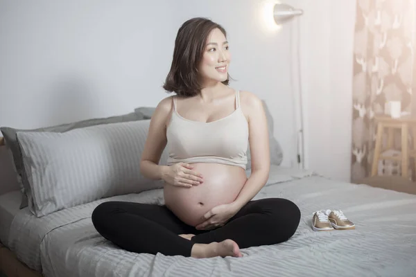 Hermosa Asiático Embarazada Mujer Sentarse Cama Tocando Vientre — Foto de Stock