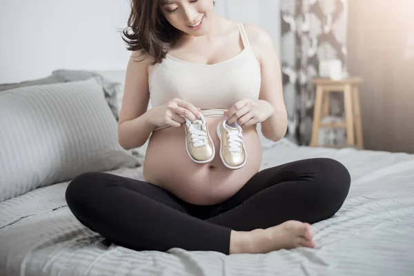 Belle Asiatique Enceinte Femme Attendant Son Bébé Avec Petites Chaussures — Photo