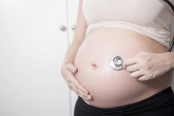 Hermosa Asiático Embarazada Mujer Esperando Bebé Con Estetoscopio — Foto de Stock
