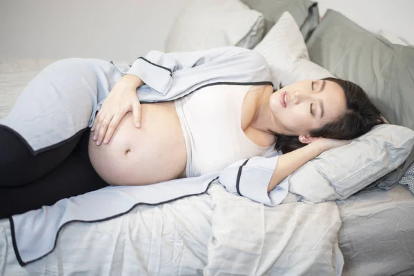 Güzel Asyalı Hamile Kadın Yatakta Uyuyor — Stok fotoğraf