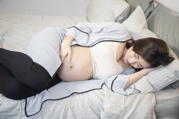 Güzel Asyalı Hamile Kadın Yatakta Uyuyor — Stok fotoğraf