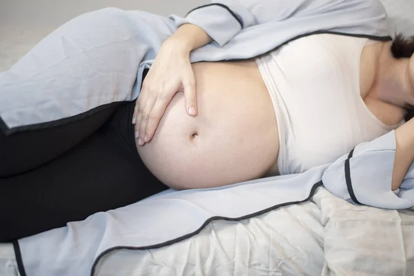 Krásná Asijské Těhotná Žena Spí Posteli — Stock fotografie