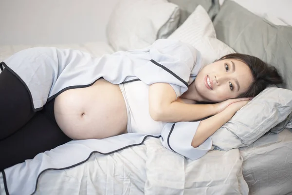 Красивая Азиатская Беременная Женщина Спит Кровати — стоковое фото