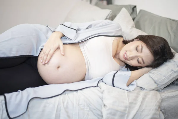 Hübsch Asiatisch Schwanger Frau Ist Schlafen Auf Bett — Stockfoto